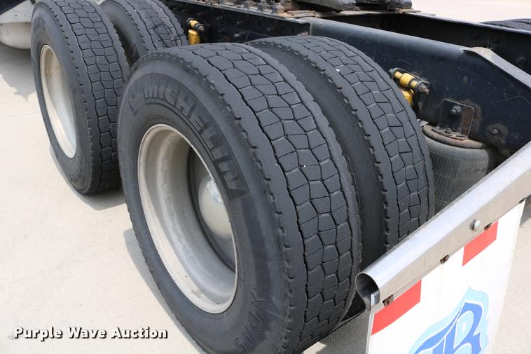 image for item DD0238 2007 International 9400i semi truck