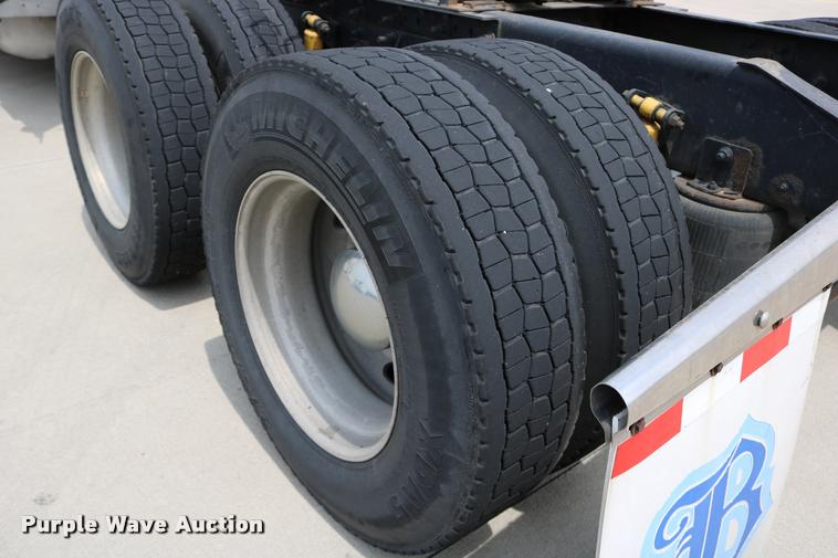 image for item DD0238 2007 International 9400i semi truck