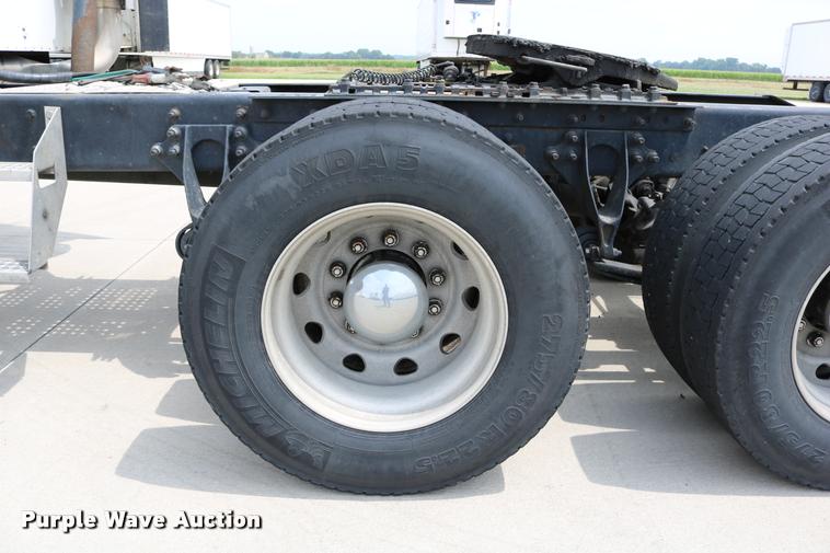 image for item DD0238 2007 International 9400i semi truck