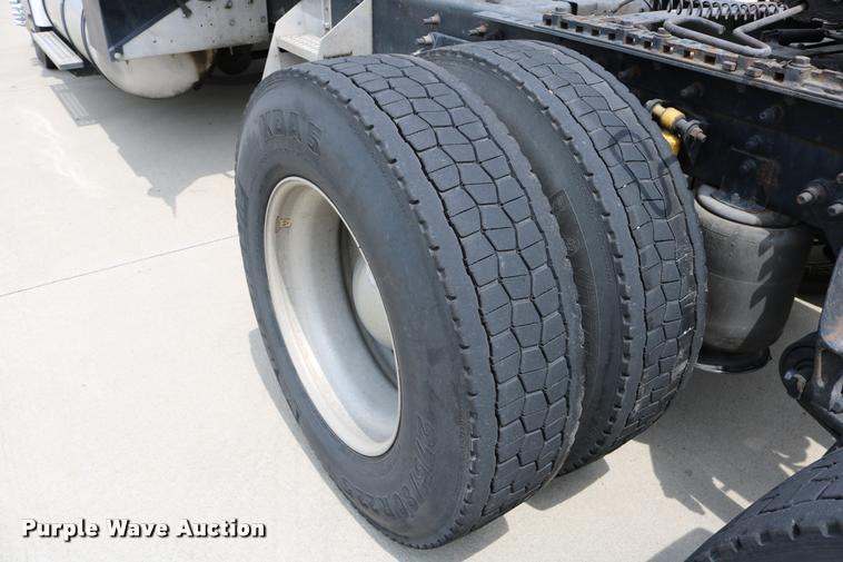 image for item DD0238 2007 International 9400i semi truck