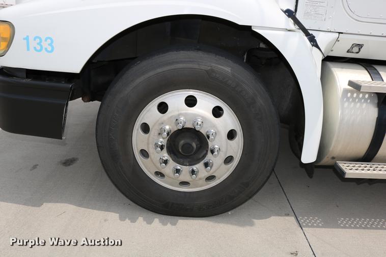 image for item DD0238 2007 International 9400i semi truck