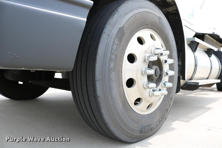 image for item DD0238 2007 International 9400i semi truck