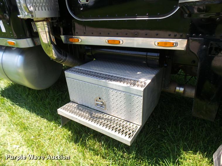 image for item K1837 1994 Peterbilt 379 semi truck