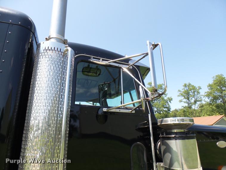 image for item K1837 1994 Peterbilt 379 semi truck
