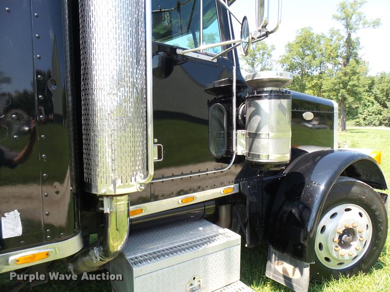 image for item K1837 1994 Peterbilt 379 semi truck