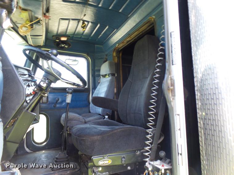 image for item K1837 1994 Peterbilt 379 semi truck