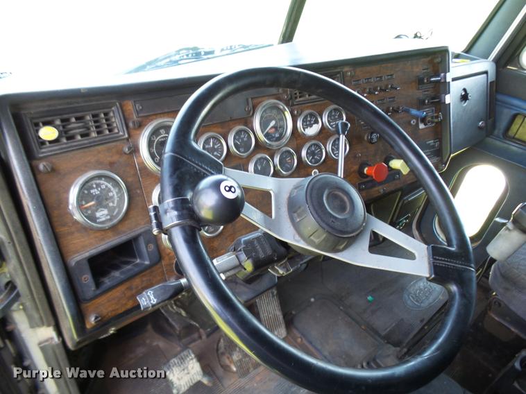 image for item K1837 1994 Peterbilt 379 semi truck
