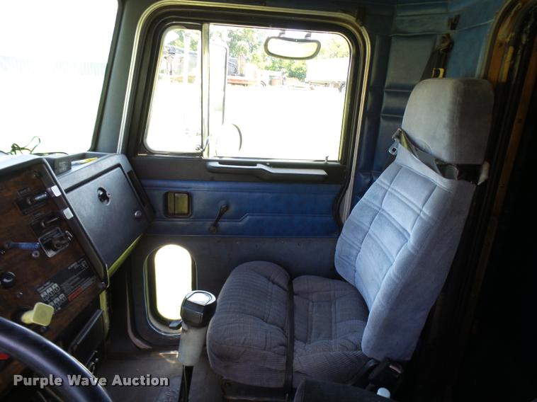 image for item K1837 1994 Peterbilt 379 semi truck