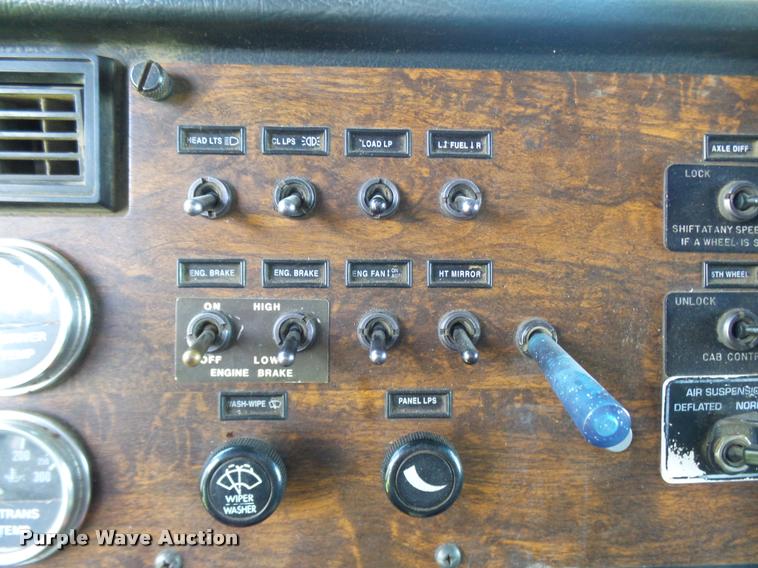 image for item K1837 1994 Peterbilt 379 semi truck