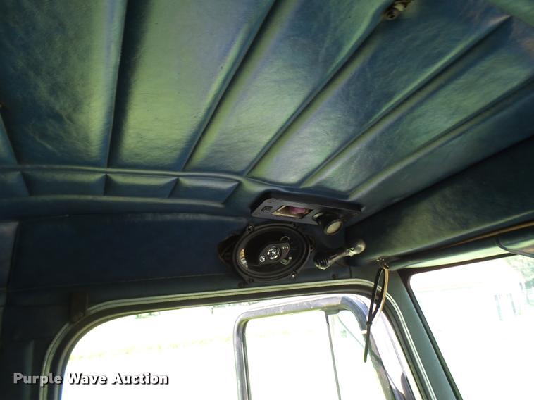 image for item K1837 1994 Peterbilt 379 semi truck