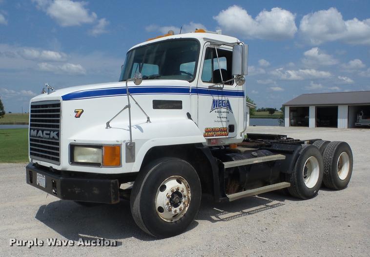 image for item K6443 2001 Mack CH613 semi truck