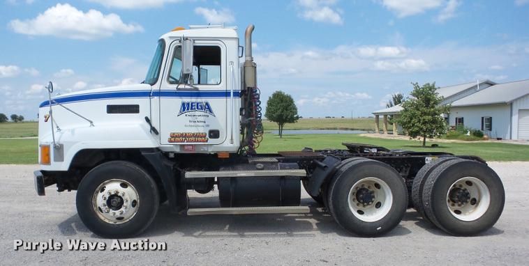 image for item K6443 2001 Mack CH613 semi truck