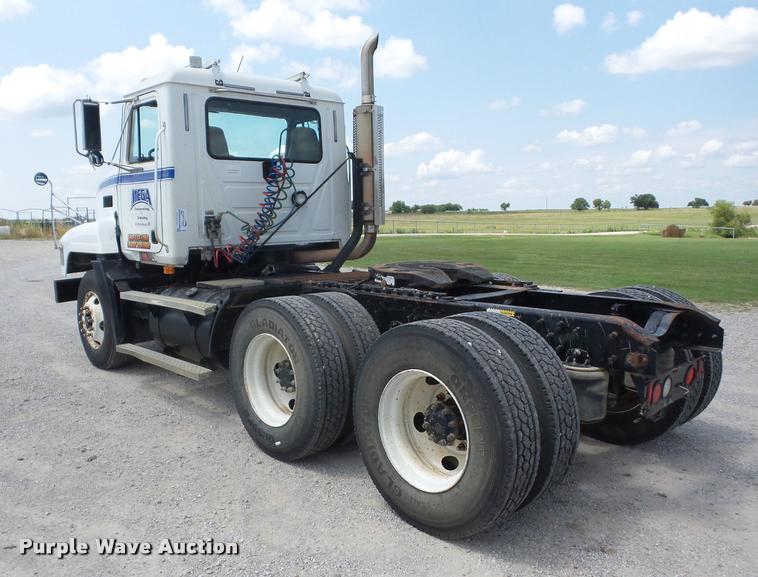 image for item K6443 2001 Mack CH613 semi truck