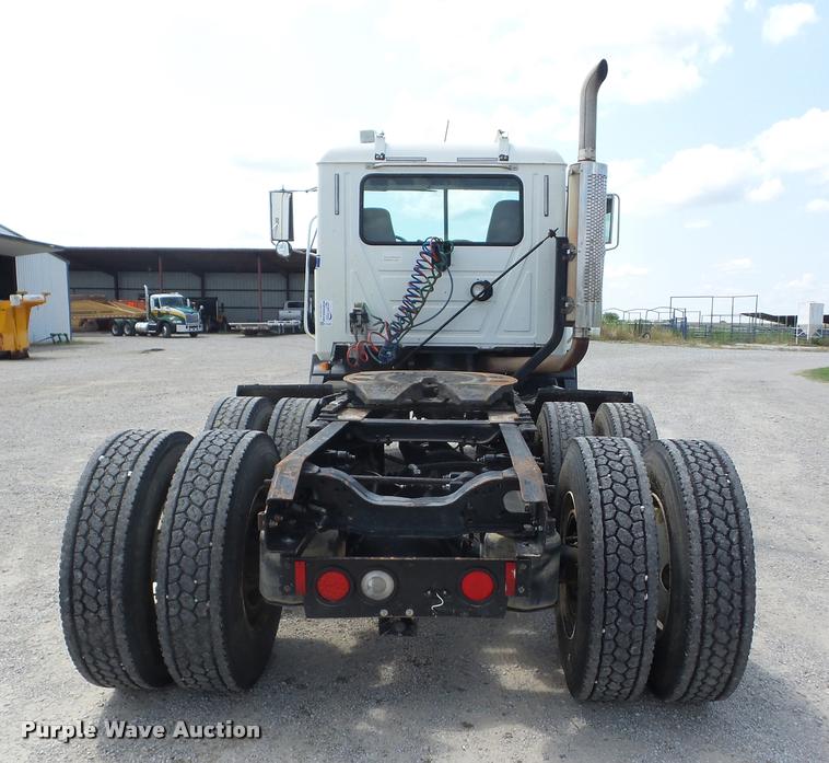 image for item K6443 2001 Mack CH613 semi truck