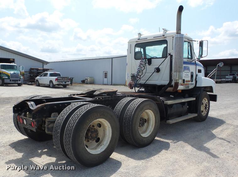 image for item K6443 2001 Mack CH613 semi truck