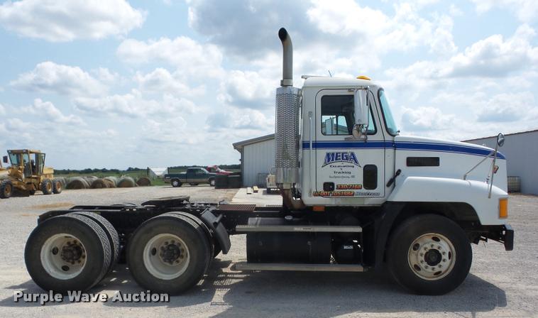 image for item K6443 2001 Mack CH613 semi truck