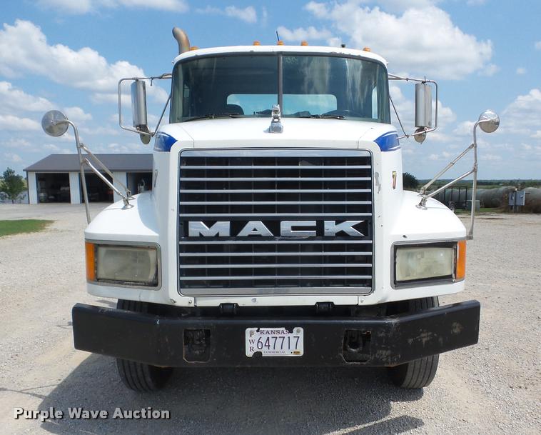 image for item K6443 2001 Mack CH613 semi truck