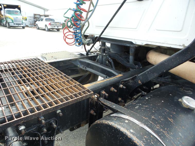 image for item K6443 2001 Mack CH613 semi truck