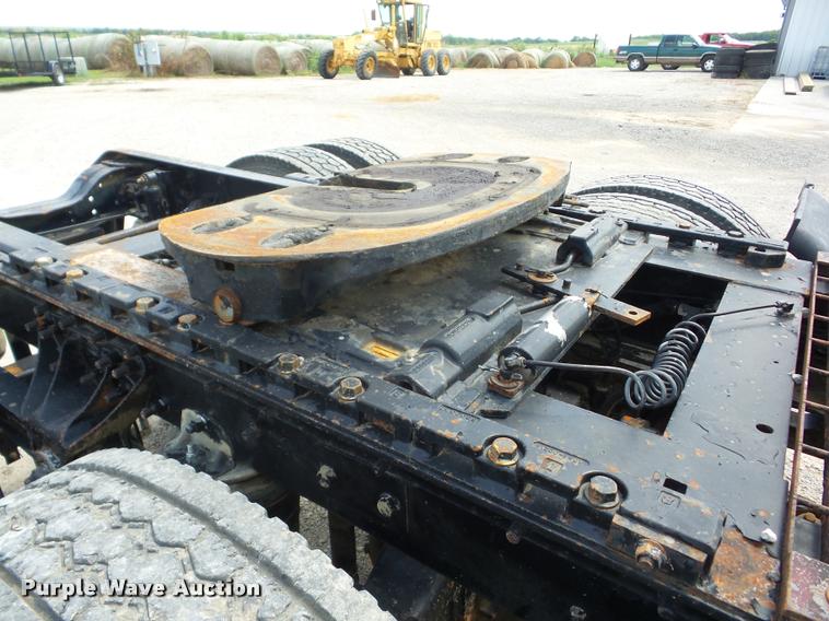 image for item K6443 2001 Mack CH613 semi truck