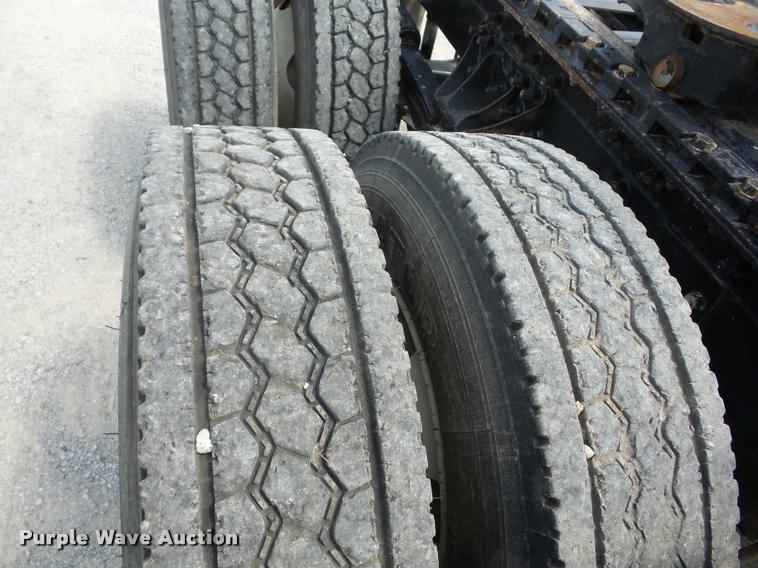 image for item K6443 2001 Mack CH613 semi truck