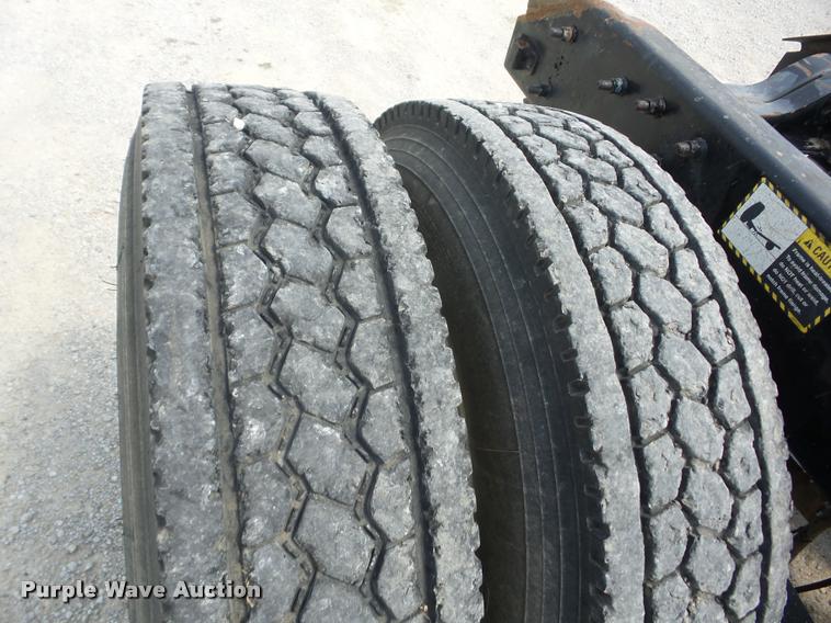 image for item K6443 2001 Mack CH613 semi truck