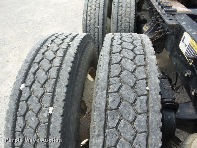 image for item K6443 2001 Mack CH613 semi truck