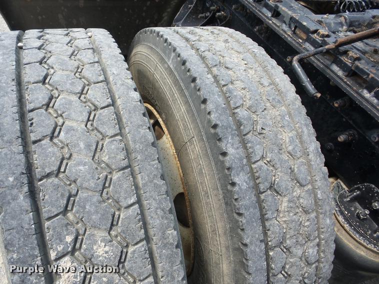 image for item K6443 2001 Mack CH613 semi truck