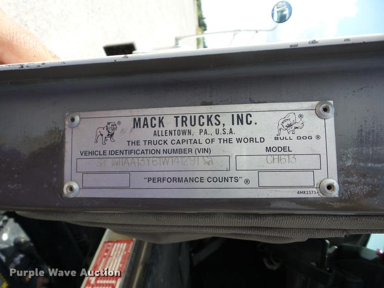 image for item K6443 2001 Mack CH613 semi truck