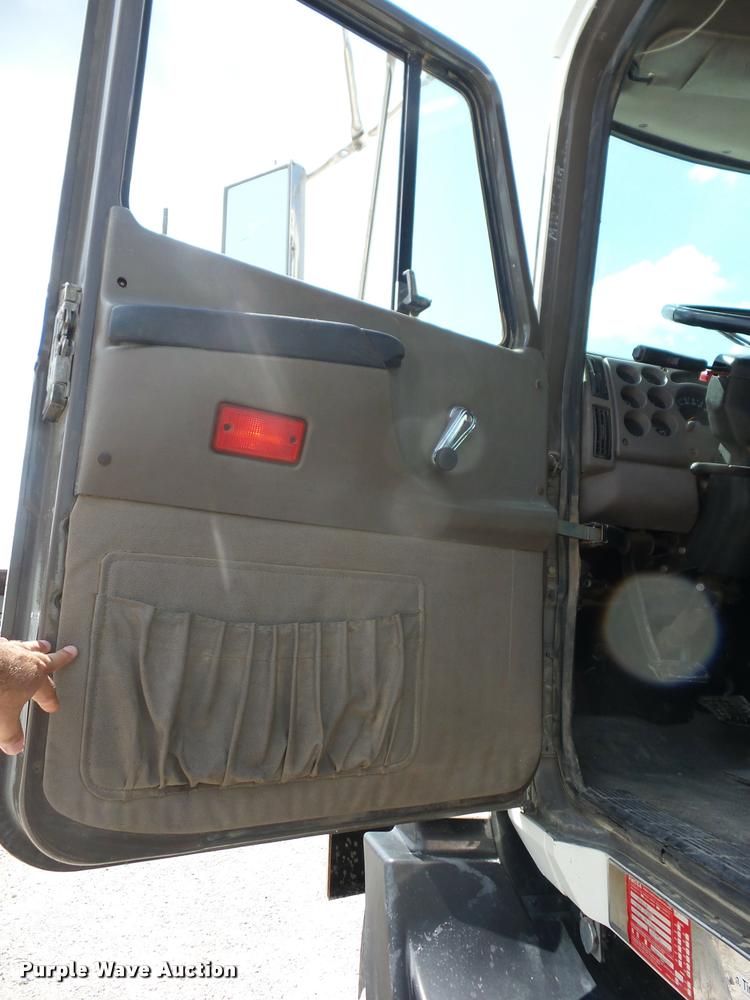 image for item K6443 2001 Mack CH613 semi truck