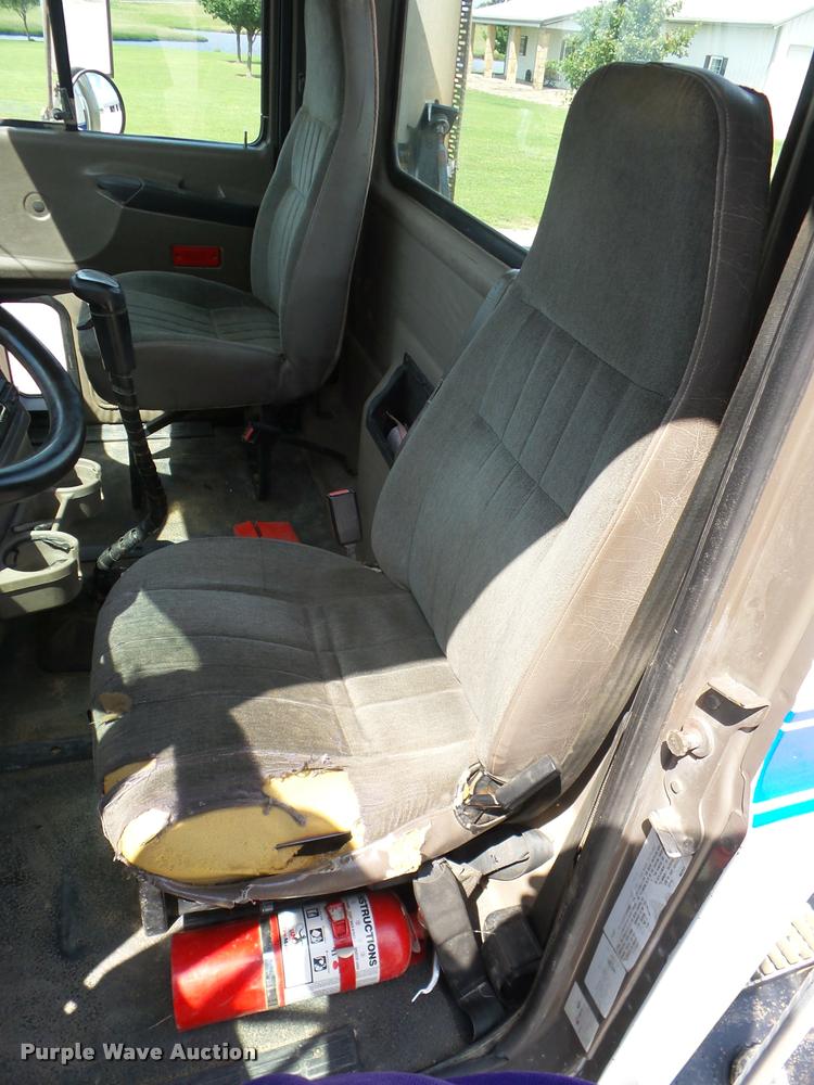 image for item K6443 2001 Mack CH613 semi truck