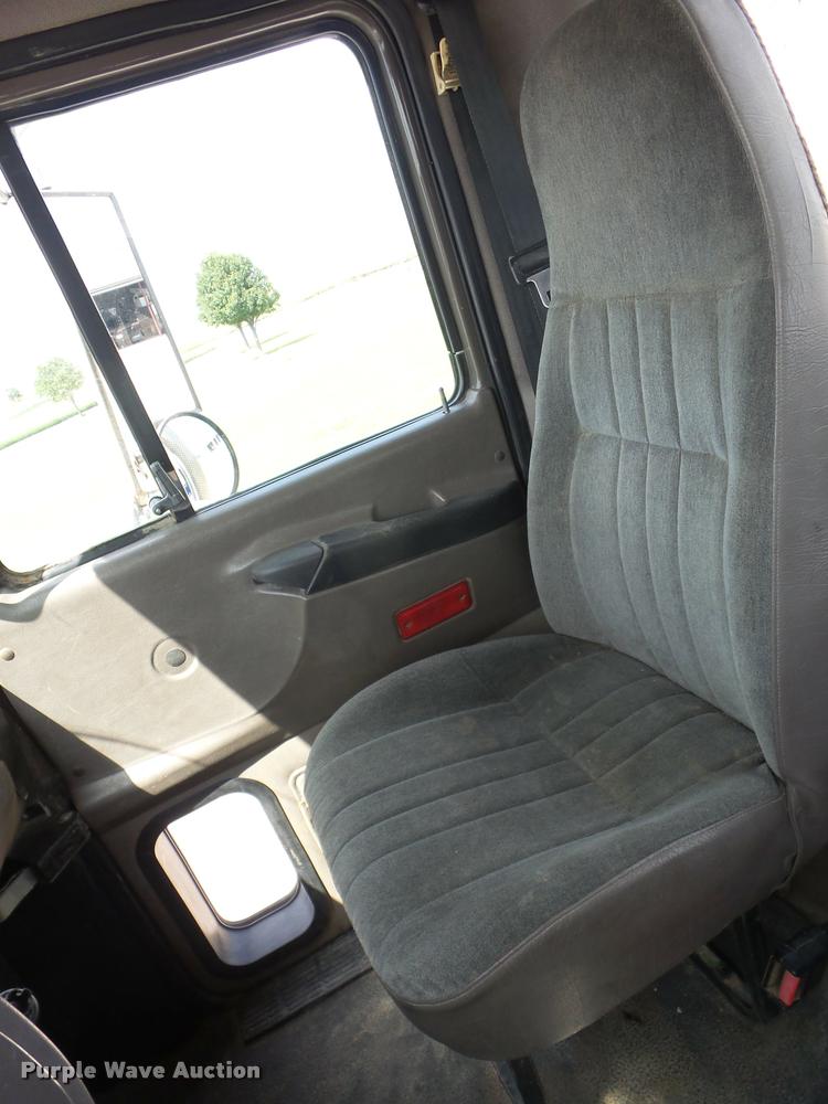 image for item K6443 2001 Mack CH613 semi truck