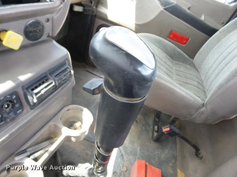 image for item K6443 2001 Mack CH613 semi truck