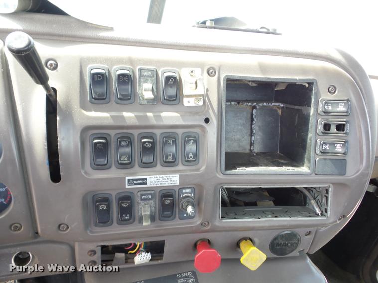 image for item K6443 2001 Mack CH613 semi truck