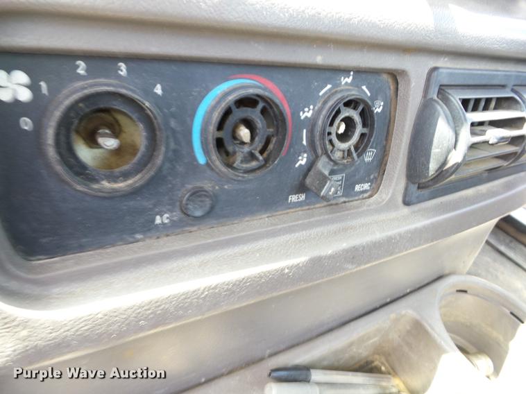 image for item K6443 2001 Mack CH613 semi truck