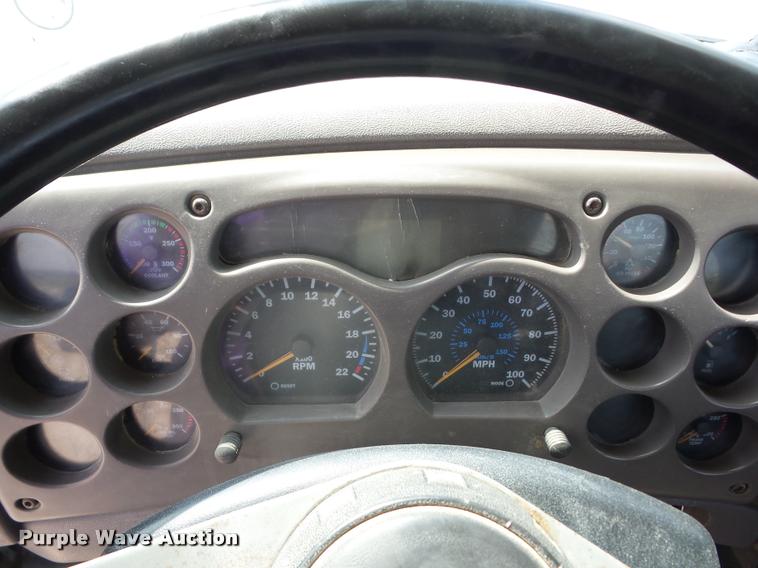 image for item K6443 2001 Mack CH613 semi truck