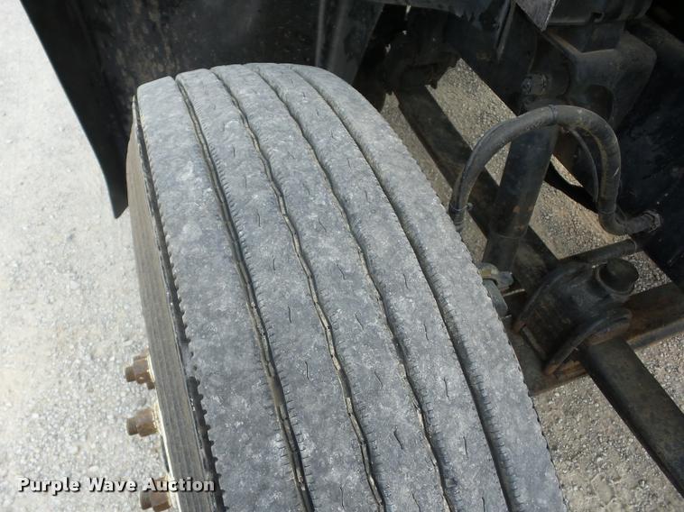 image for item K6443 2001 Mack CH613 semi truck