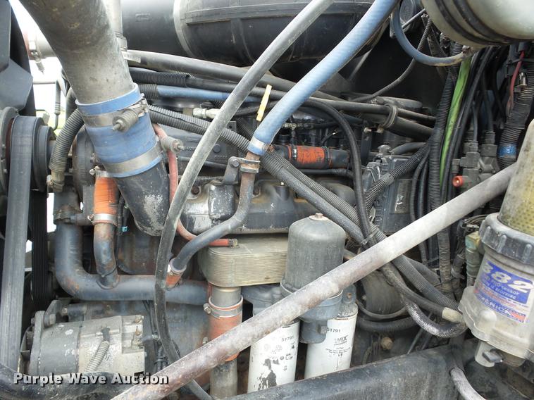 image for item K6443 2001 Mack CH613 semi truck