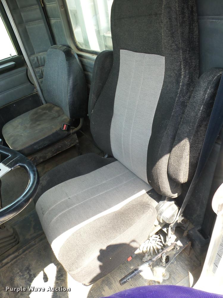 image for item K6445 1995 Peterbilt 379 semi truck