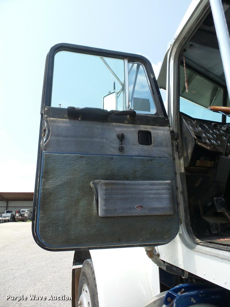 image for item K6446 1993 Peterbilt 378 semi truck