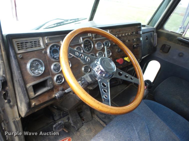 image for item K6446 1993 Peterbilt 378 semi truck