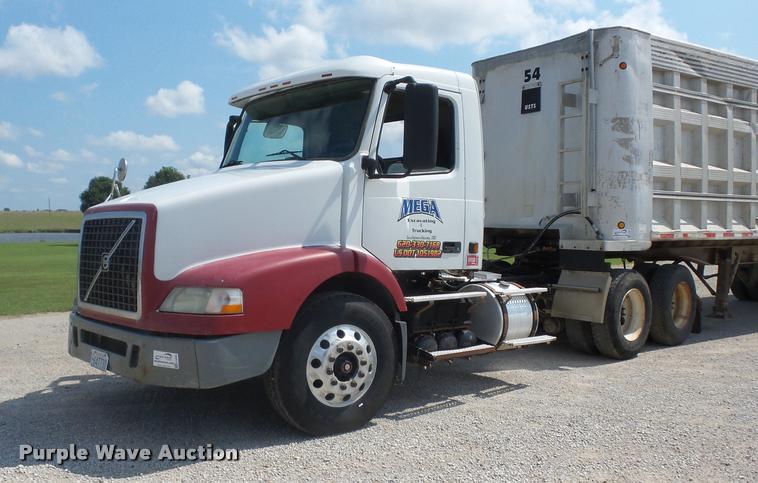 image for item K6449 2003 Volvo VNM semi truck