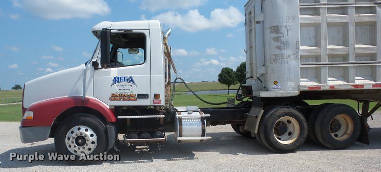 image for item K6449 2003 Volvo VNM semi truck