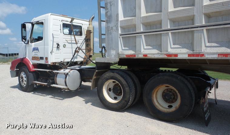 image for item K6449 2003 Volvo VNM semi truck