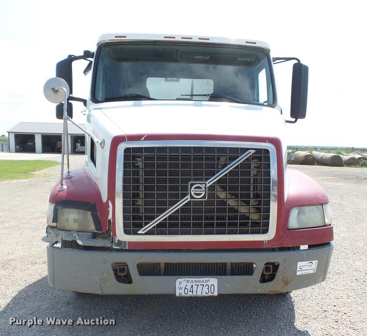 image for item K6449 2003 Volvo VNM semi truck