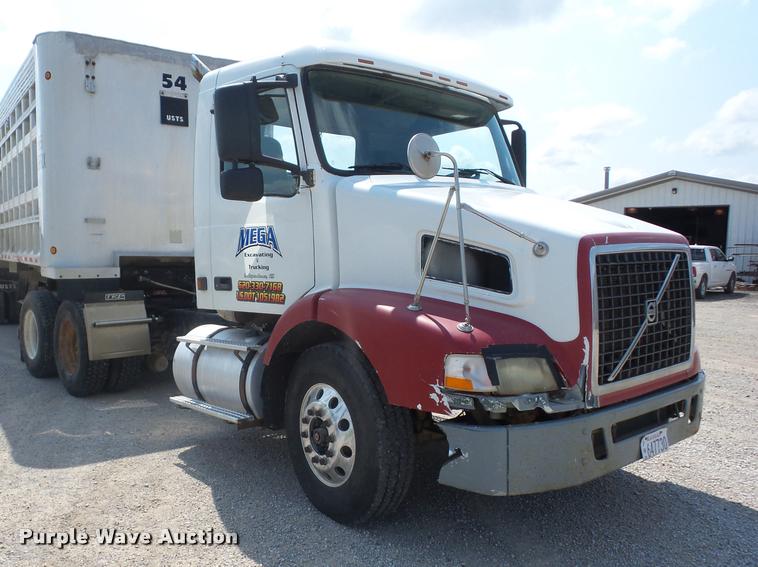 image for item K6449 2003 Volvo VNM semi truck