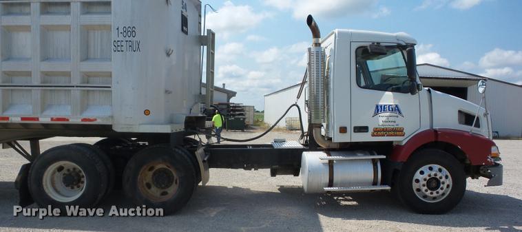 image for item K6449 2003 Volvo VNM semi truck