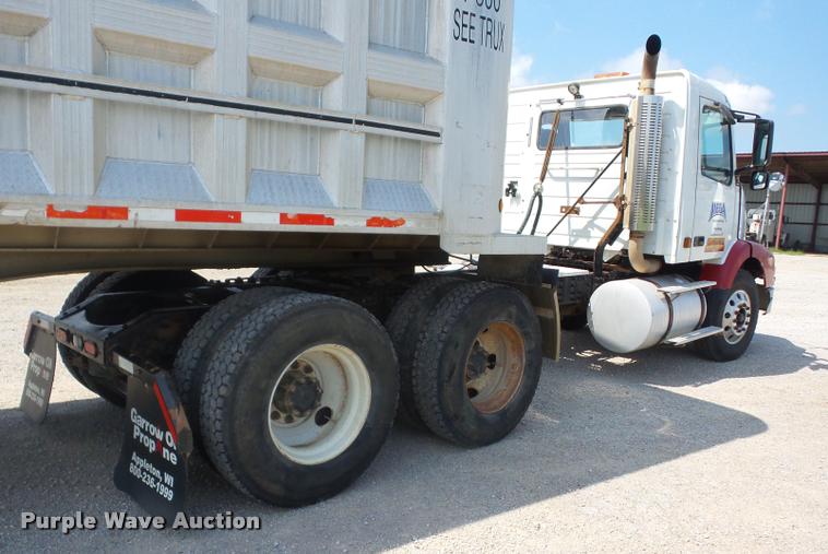 image for item K6449 2003 Volvo VNM semi truck