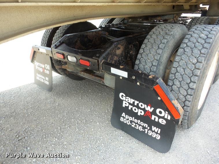 image for item K6449 2003 Volvo VNM semi truck