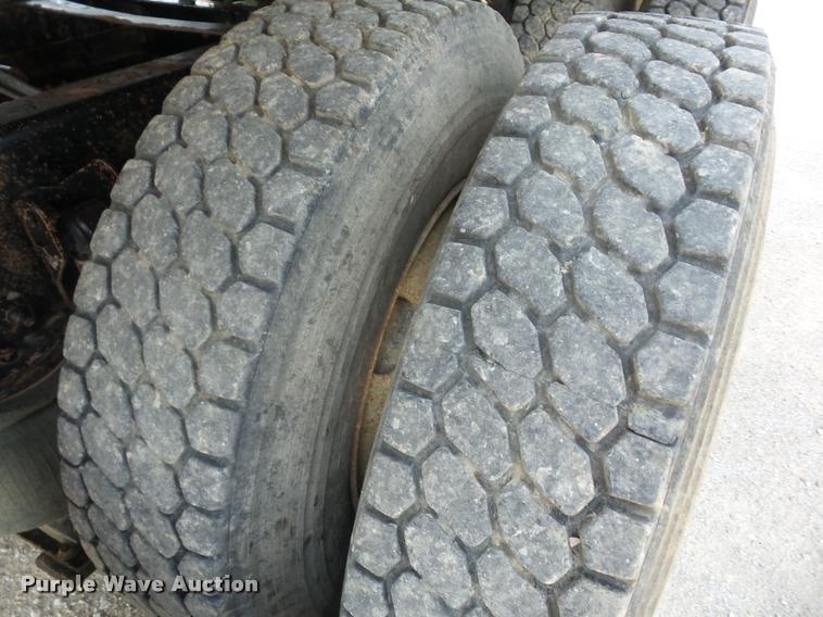 image for item K6449 2003 Volvo VNM semi truck