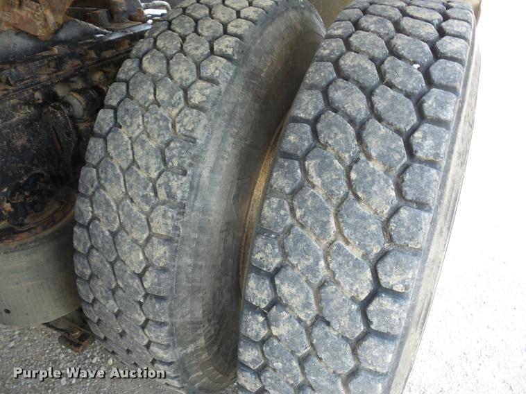 image for item K6449 2003 Volvo VNM semi truck